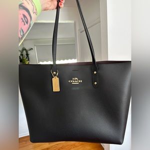 Authentic ✨ Coach ✨ leather town tote bag